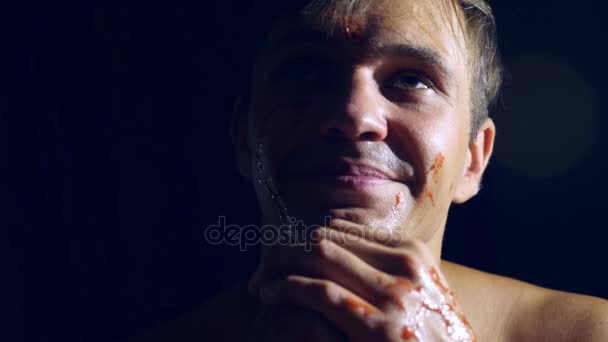 Um homem louco, uma faca agarrada, coberta de sangue, as mãos de um maníaco cruel. 4k, câmera lenta — Vídeo de Stock