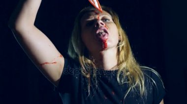 Deli bir kadın, sürükleyici bir bıçak, acımasız bir manyak elleri kan içinde. 4k, ağır çekim