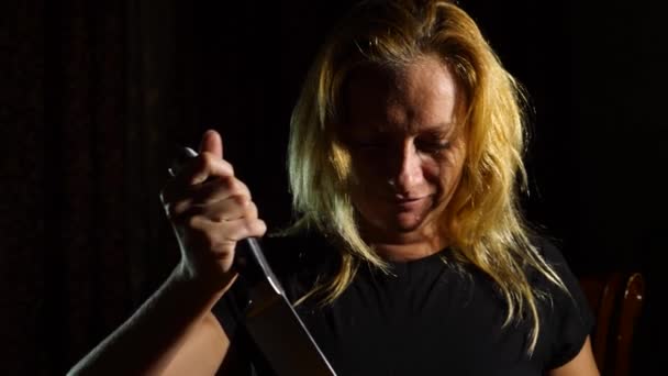 Deli bir kadın, sürükleyici bir bıçak, acımasız bir manyak elleri kan içinde. 4k, ağır çekim — Stok video