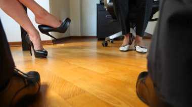 beden dili. iş kavramı. ayak iş adamları anlaşmaları sırasında masanın altında. yakın çekim. 4k, ağır çekim