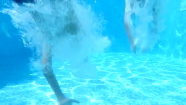 Les enfants nagent sous l'eau. 4k. Mouvement lent — Video