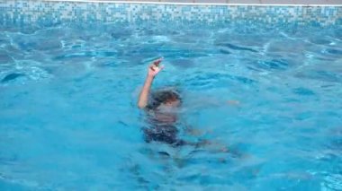 Çocuk suda boğulma. 4k, ağır çekim