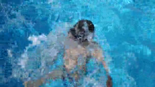 A gyerek fuldokló a vízben. 4k, lassú mozgás — Stock videók