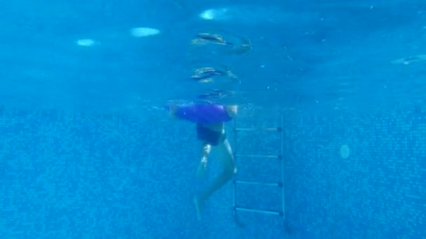 儿童游泳在水之下。4 k.慢动作 — 图库视频影像