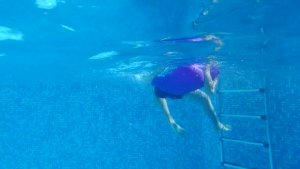 Kinder schwimmen unter Wasser. 4k. Zeitlupe — Stockvideo