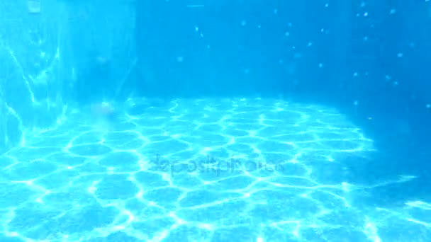 Kinder schwimmen unter Wasser. 4k. Zeitlupe — Stockvideo