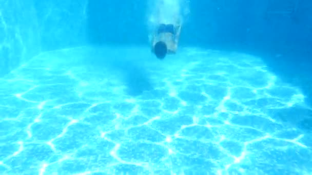Çocuk su altında yüzmek. 4 k. ağır çekim — Stok video
