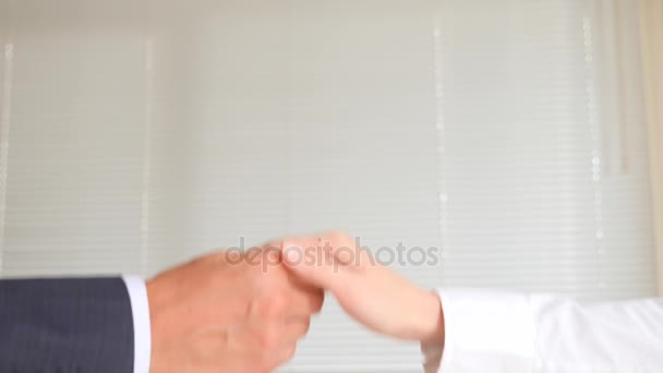 A kéz csók részlete. A férfi megcsókolja a womans kezét. Elszigetelt fehér háttér felett. 4k, lassú mozgás — Stock videók