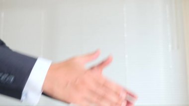 Bir iş anlaşması. İki adam el sıkışın. 4k, ağır çekim