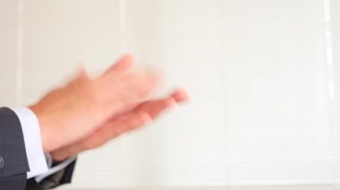 Beyaz arka plan alkışlayan eller. 4k, ağır çekim. kopya alanı