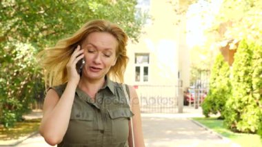Genç kadın kaçak telefonda konuşuyor, o bir şeyin peşinde. 4k, ağır çekim