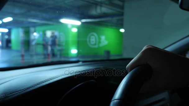 Primer plano de una mano humana en un tablero de instrumentos de un coche, mientras espera en un aparcamiento cerrado en un supermercado. 4k, cámara lenta — Vídeos de Stock