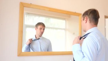 yorgun mutsuz adam bir ayna önünde undresses. 4k, ağır çekim