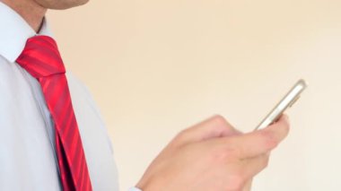 Genç işadamı cep telefonundan sohbet. 4 k, yavaş hareket, süper büyük planı