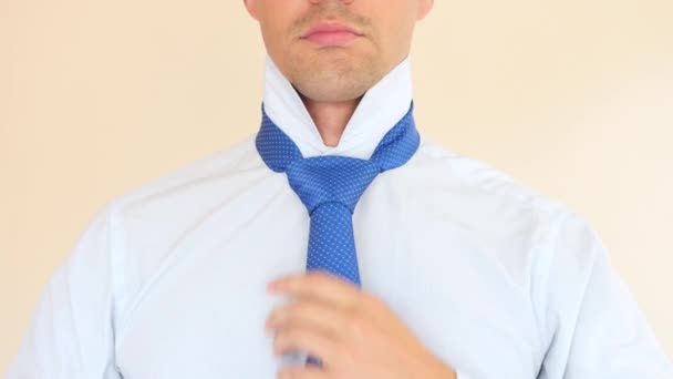 Un hombre de negocios endereza una corbata azul. 4k, cámara lenta, super primer plano. espacio para copiar — Vídeos de Stock