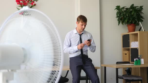 Un hombre de negocios contestando el teléfono. Concepto: tecnología, telefonía, viajes de negocios, negocios. 4k, cámara lenta — Vídeo de stock