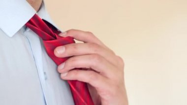 Bir iş adamı kırmızı kravatını alır ve üst düğmesini gömleğine unbuttons. 4k, ağır çekim, süper yakın çekim. kopyalama alanı