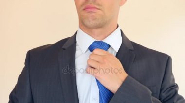 Bir iş adamı mavi bir kravatın düzeltiyor. 4k, ağır çekim, süper yakın çekim. kopyalama alanı