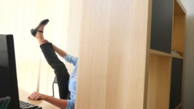 Kadın executive Office onun işyerinde germe gerçekleştirme. 4k, ağır çekim