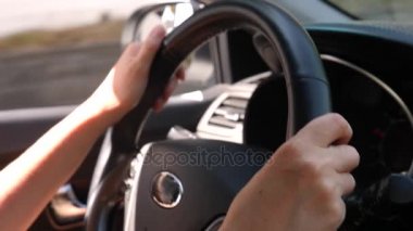 Eller direksiyonda bir araba close-up. Güneş parlamayı. 4k, ağır çekim