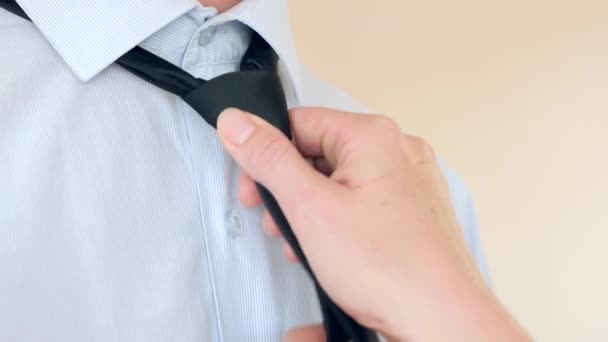 La mano femenina corrige sexualmente la corbata azul alrededor del cuello de un hombre de negocios. 4k, cámara lenta super primer plano — Vídeo de stock