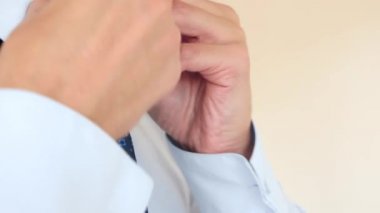 Bir iş adamı mavi bir kravatın düzeltiyor. 4k, ağır çekim, süper yakın çekim. kopyalama alanı