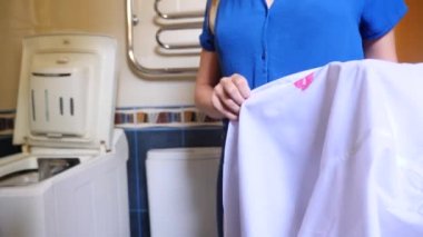 4 k. ağır çekim. Bir adamın yakasında ruj. karısı kocası, şeyler silme, birisi olan birinin ruj gömleğini bulur..