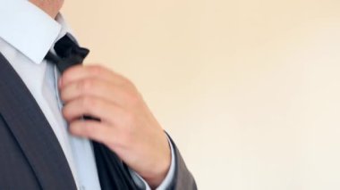 Bir iş adamı onun siyah kravat ayarlar. 4k, ağır çekim, süper yakın çekim. kopyalama alanı
