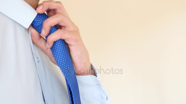Bir iş adamı mavi kravatını alır ve üst düğmesini gömleğinde laubali. İç çekiyor. 4k, ağır çekim, süper yakın çekim. kopyalama alanı — Stok video