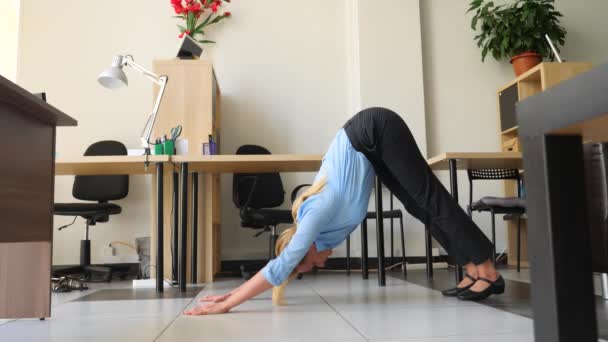 Ejecutiva femenina realizando yoga en su lugar de trabajo en la oficina. 4k, cámara lenta — Vídeos de Stock