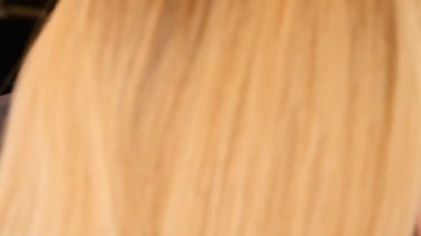 4 k. ağır çekim. Ruj yaka mans. sarışın bir kadın bir adam bir takım elbise ve beyaz bir gömlek öpüyor. Gömleğinde ruj izi bırakır.