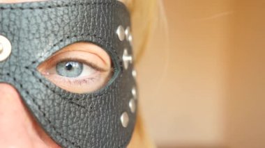yakın çekim deri siyah maske. yeşil gözleri ile maske bak. 4 k. ağır çekim