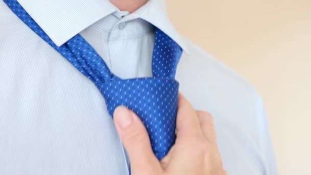 La mano femenina corrige sexualmente la corbata azul alrededor del cuello de un hombre de negocios. 4k, cámara lenta super primer plano — Vídeos de Stock