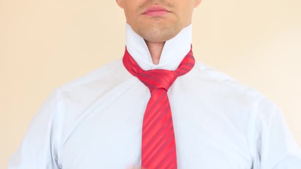 Бизнесмен выпрямляет красный галстук. 4К, замедленная съемка, супер крупный план. место для копирования — стоковое видео