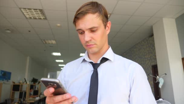 A businessman answering the phone. Concept: technology, telephony, business trips, business. 4k, slow motion — Stock Video