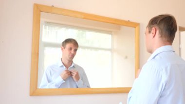 yorgun mutsuz adam bir ayna önünde undresses. 4k, ağır çekim