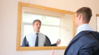 yorgun mutsuz adam bir ayna önünde undresses. 4k, ağır çekim