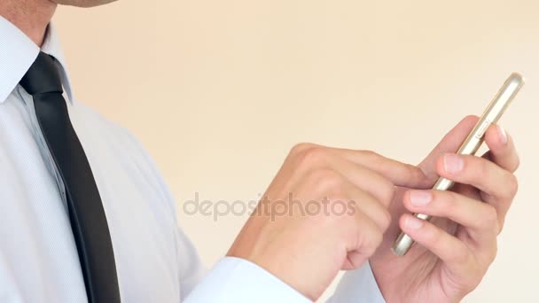 Young businessman chatting on his mobile phone. 4k, slow-motion, super-large plan — Stock Video