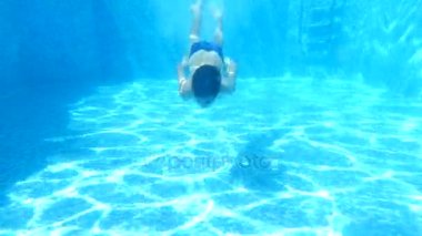 Çocuk su altında yüzmek. 4 k. ağır çekim