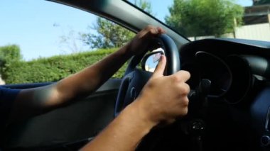 Eller direksiyonda bir araba close-up. Güneş parlamayı. 4k, ağır çekim
