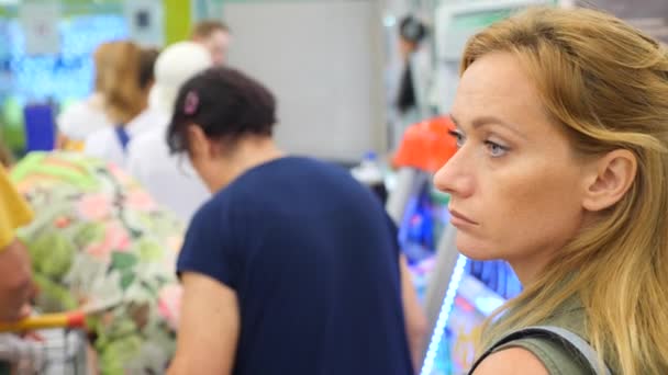 A fila de pessoas de pé no checkout no supermercado. 4k, câmera lenta — Vídeo de Stock