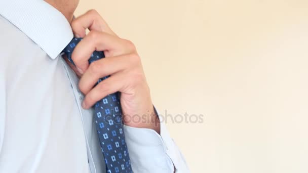 Un hombre de negocios ajusta nerviosamente su corbata azul. 4k, cámara lenta, super primer plano. espacio para copiar — Vídeos de Stock