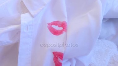 4 k. ağır çekim. Bir adamın yakasında ruj. karısı kocası, şeyler silme, birisi olan birinin ruj gömleğini bulur..