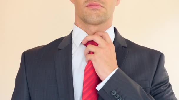 Een zakenman past zenuwachtig zijn rode stropdas. 4k, slow motion, super close-up. ruimte voor het kopiëren van — Stockvideo