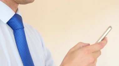 Genç işadamı cep telefonundan sohbet. 4 k, yavaş hareket, süper büyük planı