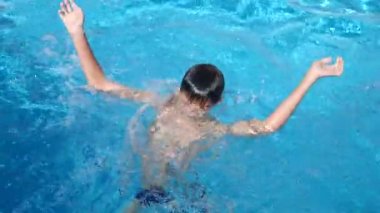 Çocuk suda boğulma. 4k, ağır çekim