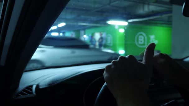 Primer plano de una mano humana en un tablero de instrumentos de un coche, mientras espera en un aparcamiento cerrado en un supermercado. 4k, cámara lenta — Vídeos de Stock