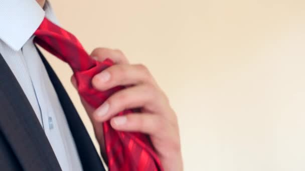 Ein Geschäftsmann zieht seine rote Krawatte aus und knöpft den oberen Knopf an seinem Hemd auf. Seufzer. 4k, Zeitlupe, Super-Nahaufnahme. Raum zum Kopieren — Stockvideo
