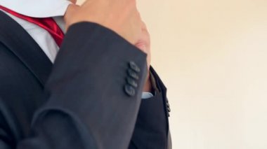 iş adamı kırmızı kravat düzeltiyor. 4 k, yavaş hareket, süper yakın çekim. kopya alanı