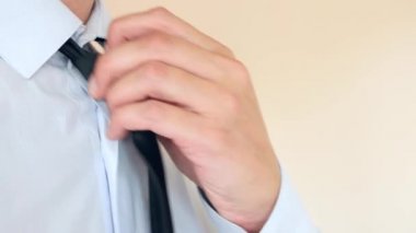 İş adamı onun siyah kravat alır ve genelde üst düğmesini unbuttons. 4k, ağır çekim, süper yakın çekim. kopyalama alanı
